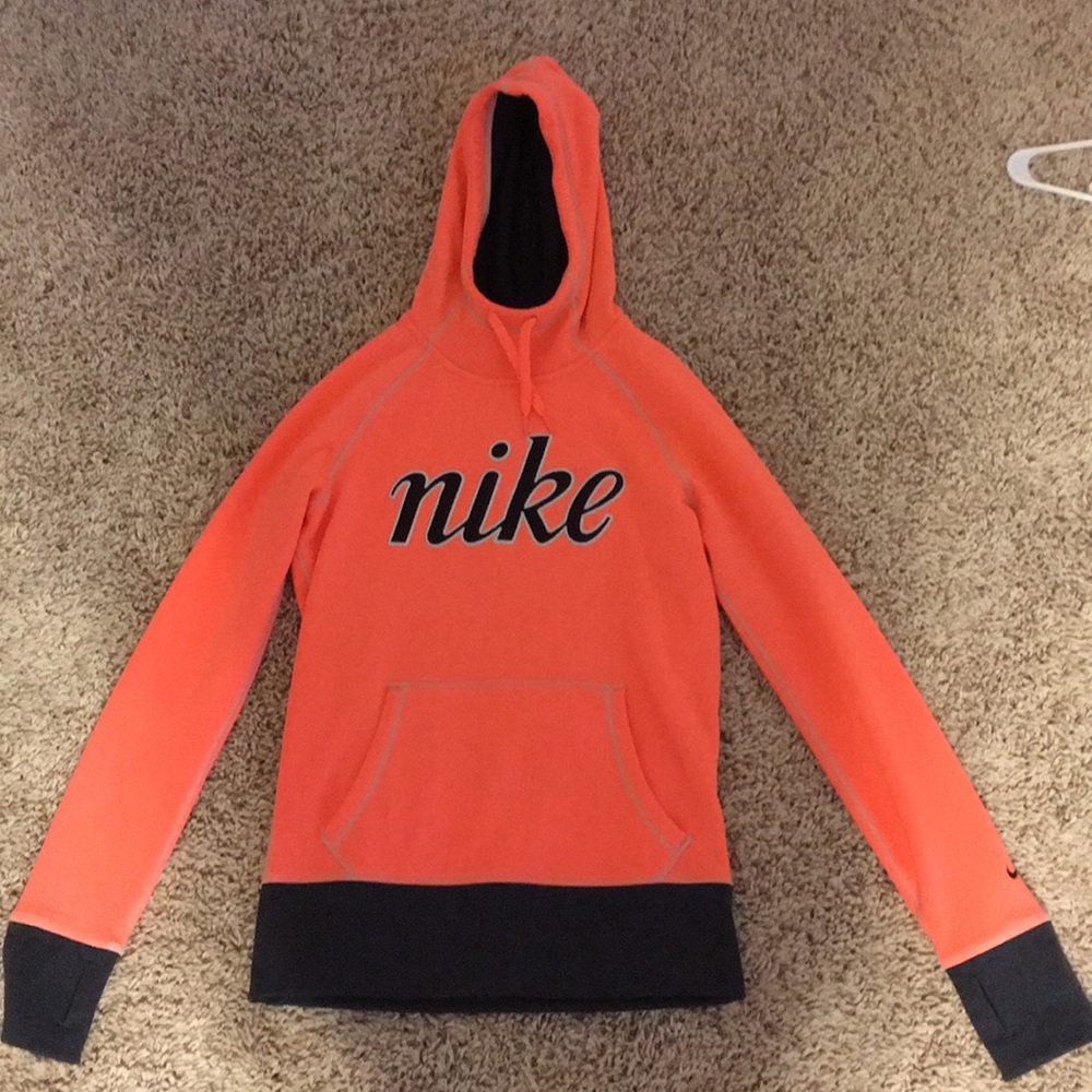 cute and comfortable nike sweatshirt!